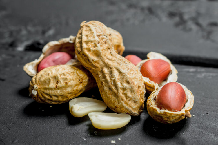 Peanuts with shells .