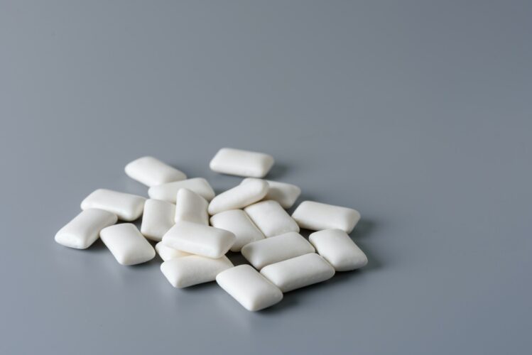 Heap of chewing gum with e171
